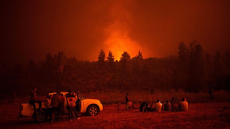 Las Mañanas de RNE - Incendios en Grecia: la baja visibilidad dificulta los trabajos de extinción en Eubea