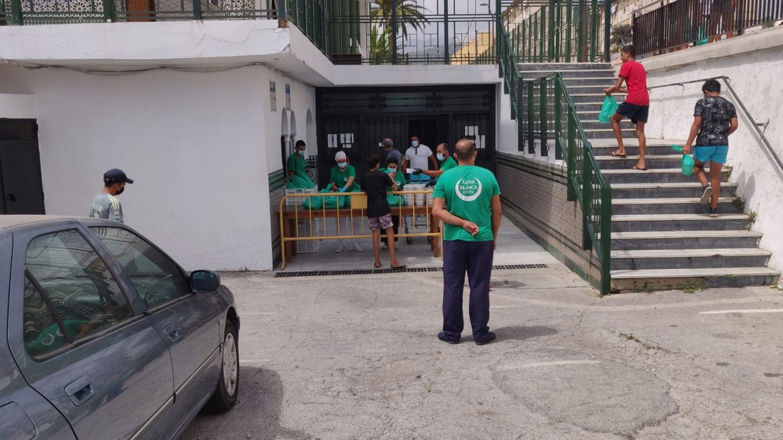 Las mañanas de RNE con Íñigo Alfonso - Luna Blanca, la ONG que alimenta a 1.300 personas cada día en Ceuta - Escuchar ahora