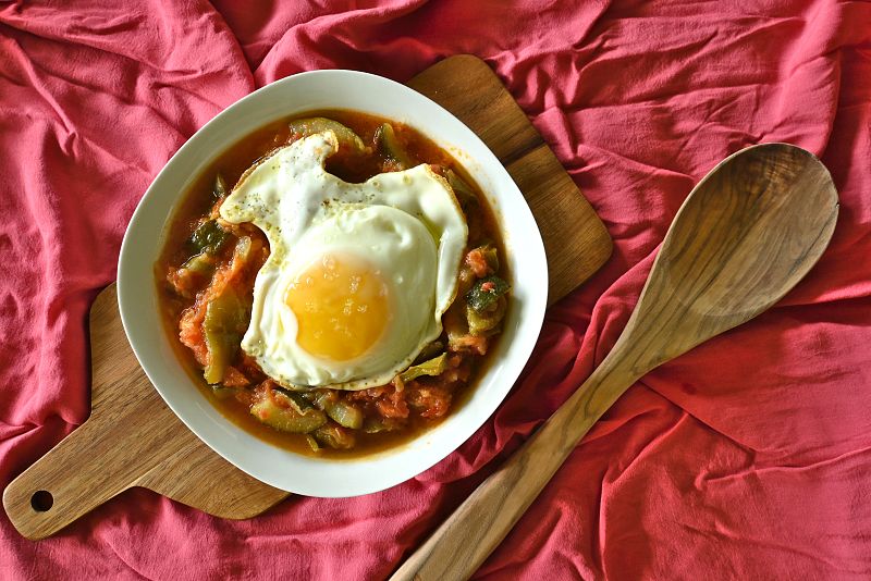 Comer y cantar - Pisto con niscalos, cuscús y huevo frito - 17/10/09 - Comer y cantar | Escuchar