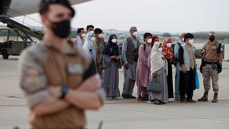 España a las 8 Fin de Semana - La angustia de los afganos con familiares en el país: Kabir espera volver a ver a su familia - Escuchar ahora