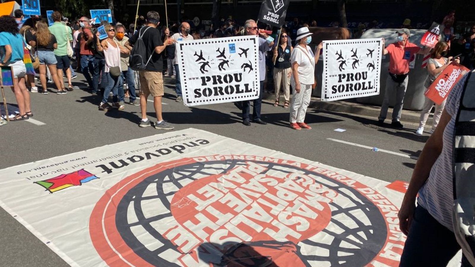 Milers de persones rebutgen l'ampliació de l'aeroport del Prat | MIREIA MORENO