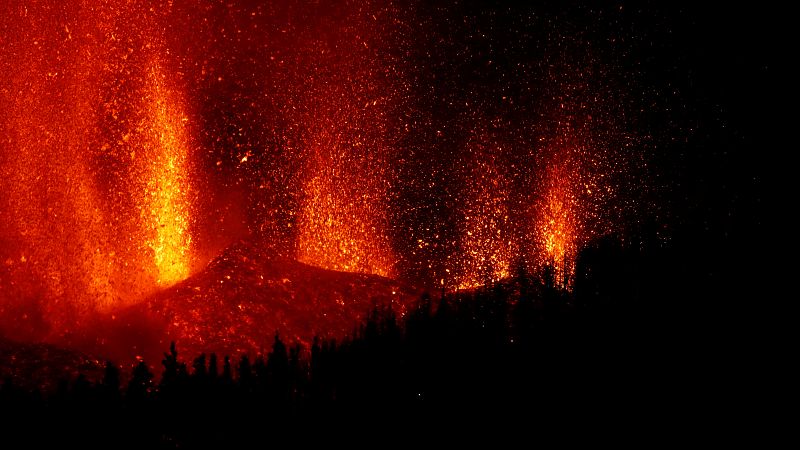 Las mañanas de RNE con Íñigo Alfonso - A dos kilómetros del volcán: así suena la erupción en La Palma