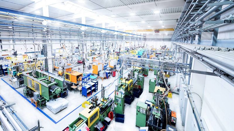 14 horas - La subida de la luz lleva a cierres temporales en la industria