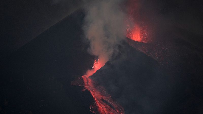 24 horas - La lava de La Palma, a menos de un kilómetro de la costa - Escuchar ahora
