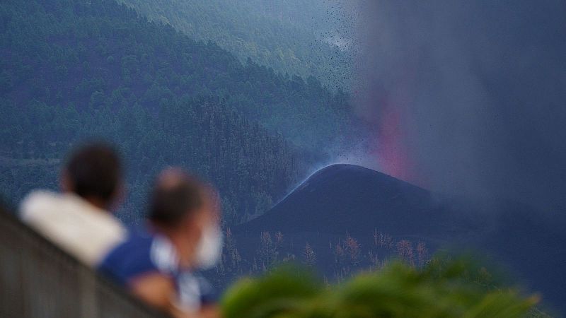 Boletines RNE - El volcán abre dos nuevas bocas y expulsa otro río de lava