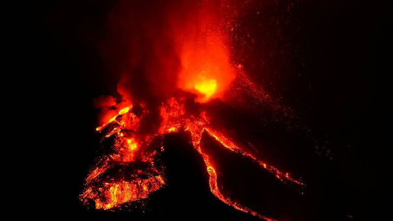 España a las 8 Fin de semana - La Palma: se derrumba parte del cono del volcán - Escuchar ahora