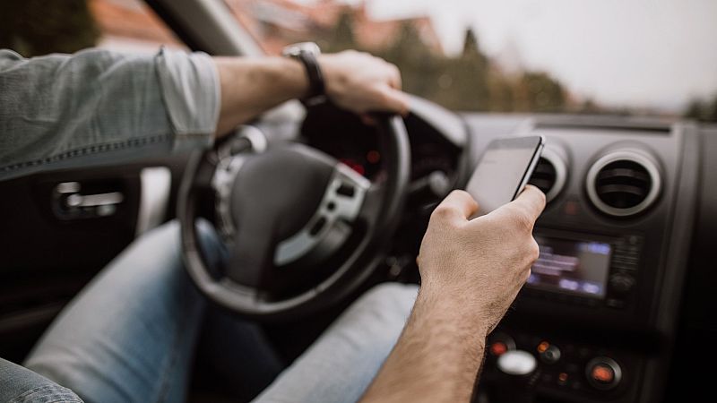 Más cerca - Los riesgos del manos libres y el cansancio en la conducción