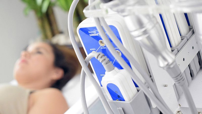 Con bata blanca - 4 de cada 10 españoles han probado la medicina estética - 15/10/21