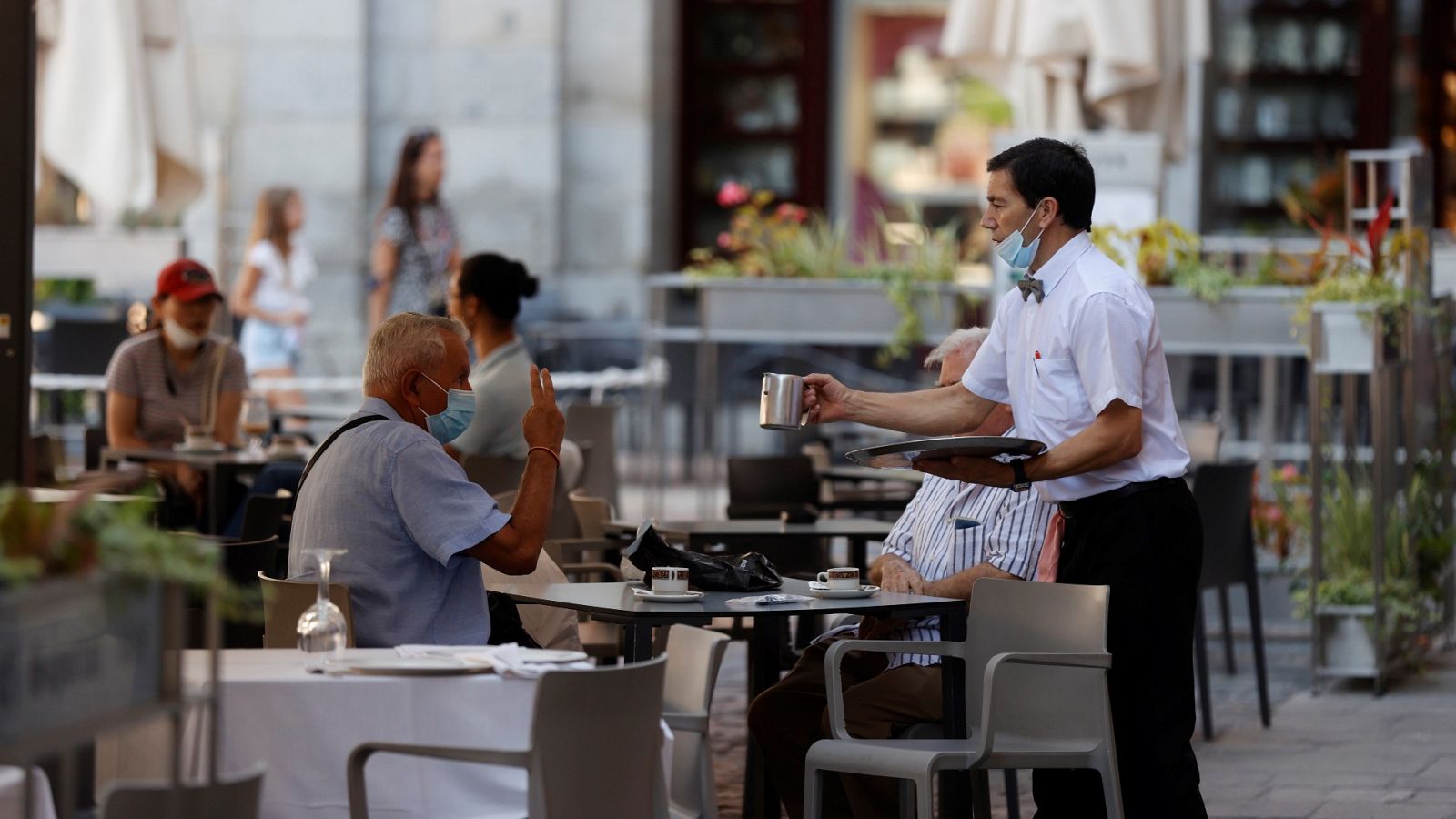 Boletines RNE - El mercado de trabajo resiste en el tercer trimestre y crea 359.000 empleos - Escuchar ahora