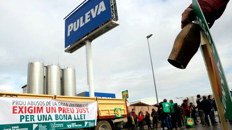 Un centenar de ramaders de la llet protesten al davant de la fàbrica Lactalis de Mollerussa
