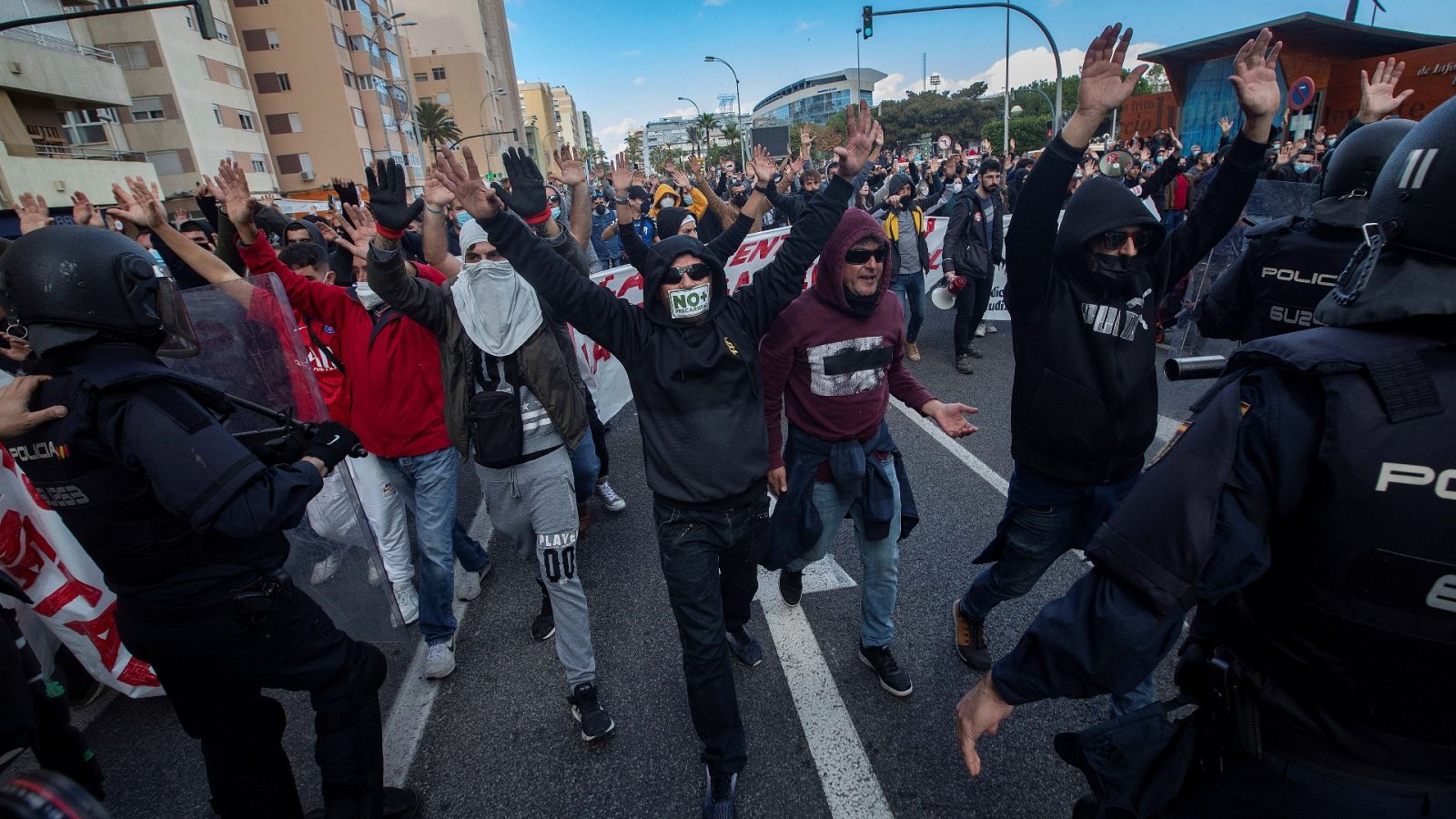 14 horas - El metal sigue en la calle mientras busca un acuerdo - Escuchar ahora