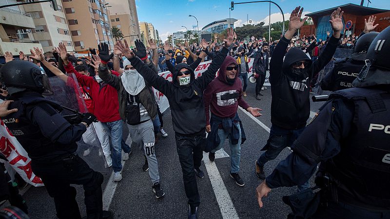 14 horas - El metal sigue en la calle mientras busca un acuerdo - Escuchar ahora
