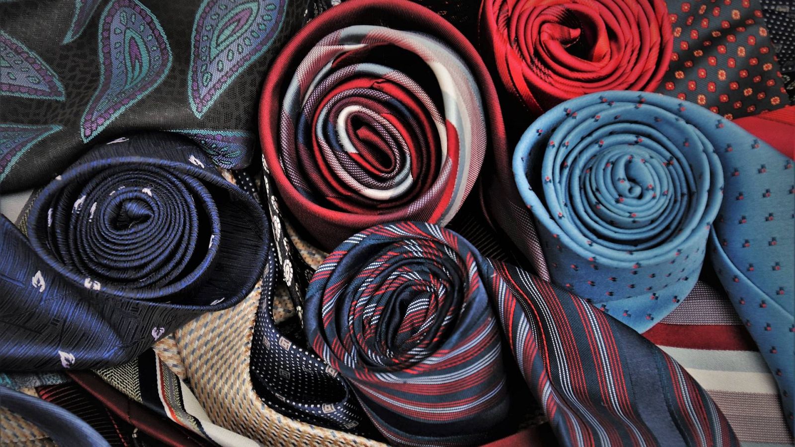 El gallo que no cesa - Ropas y ropajes: ¿Cuál es el origen de la corbata? - Escuchar ahora