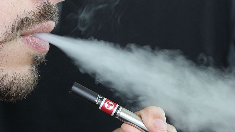 Con bata blanca - Cigarrillo electrónico, ¡de inocuo nada!- 26/11/21