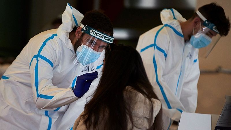 14 horas - Los contactos estrechos de positivos en Cataluña tendrán que hacer cuarentena aunque estén vacunados - Escuchar ahora