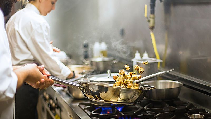 Más cerca - La recuperación de la hostelería se pospone al 2023 - Escuchar ahora