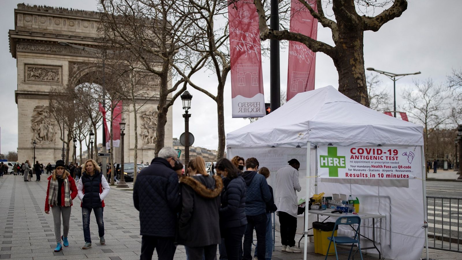 Las mañanas de RNE con Íñigo Alfonso - Malabarismos mundiales para frenar ómicron y mantener la economía - Escuchar ahora