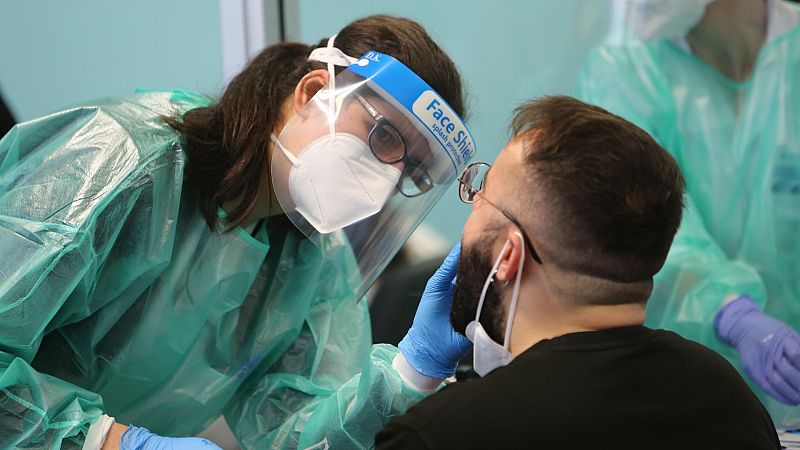 24 horas - Se dispara hasta los 2.300 casos la incidencia de Covid-19 en España - Escuchar ahora