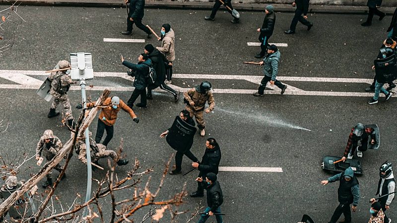 Cinco Continentes - El gobierno de Kazajistán retoma parcialmente el control - Escuchar ahora
