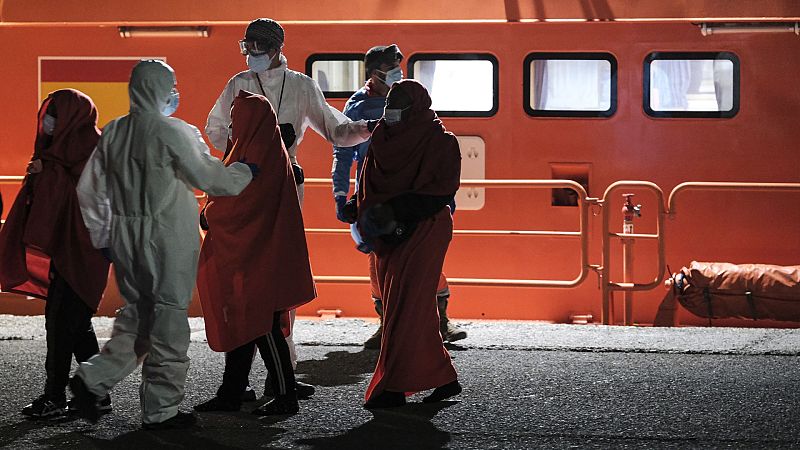 14 Horas - Salvamento Marítimo rescata a 9 personas tras el naufragio de una neumática en Lanzarote