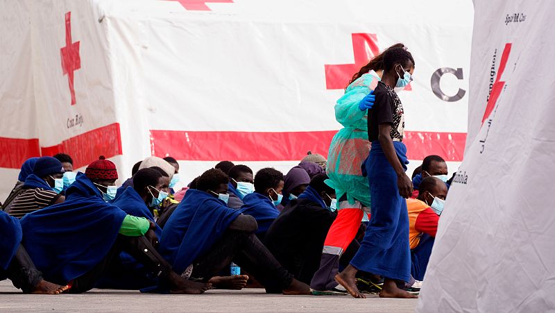 Las mañanas de RNE con Íñigo Alfonso - Dieciocho desaparecidos al hundirse una patera en Canarias