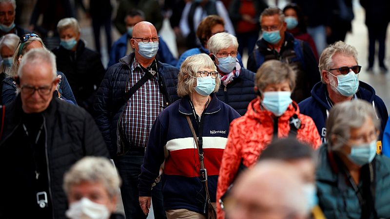 Las mañanas de RNE - Los expertos rechazan que el uso de mascarilla en exteriores sea fundamental