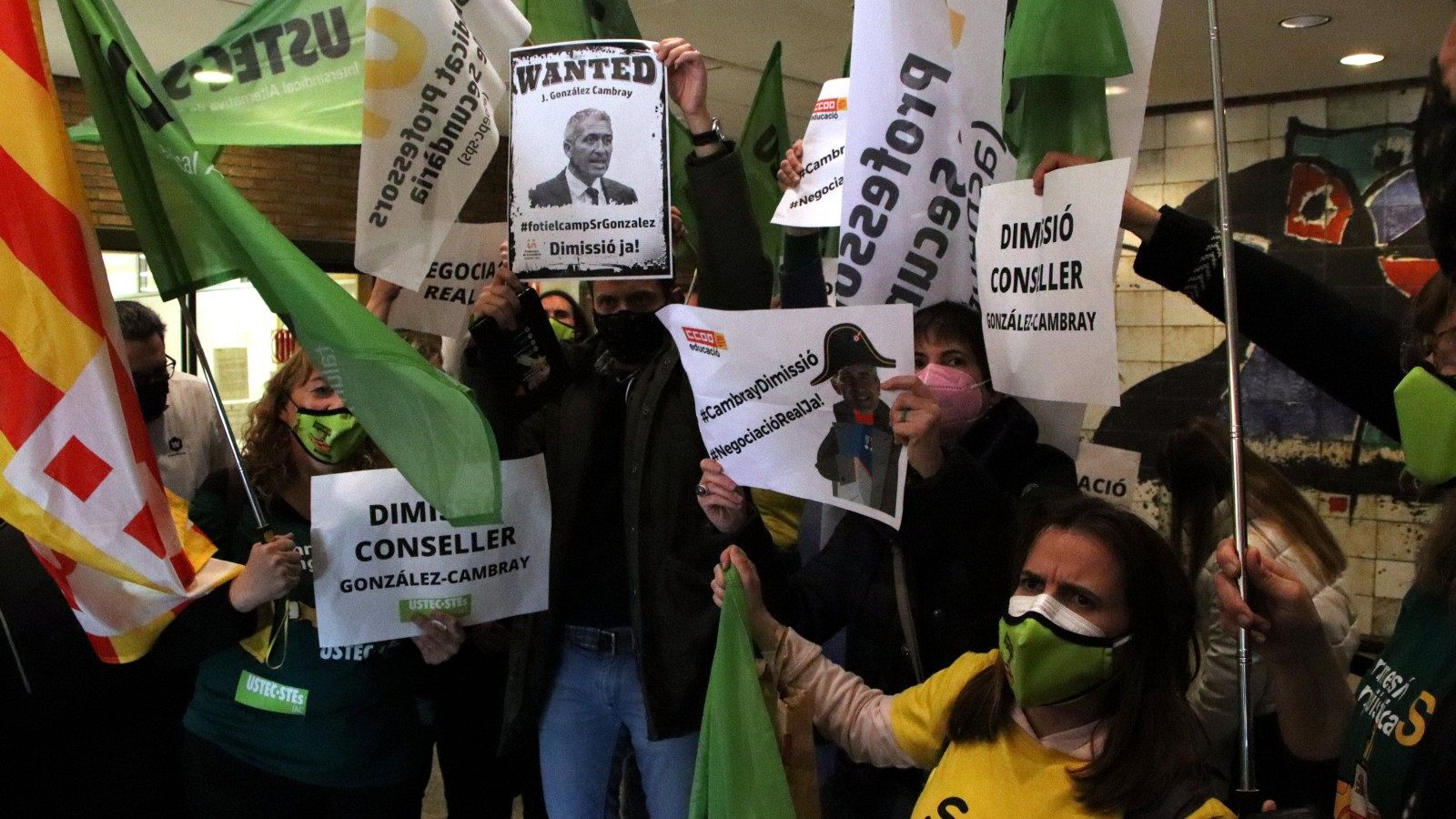 Els sindicats afirmen que seguiran a la seu d'Educació fins que es retiri l'ordre del nou calendari escolar