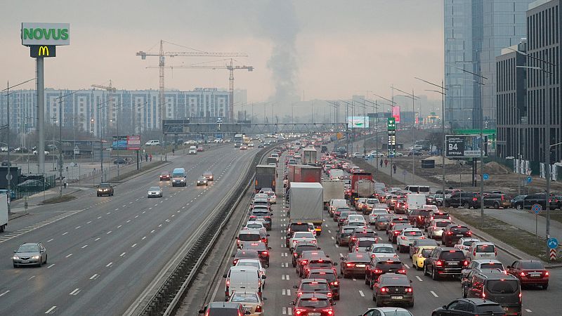 Las Mañanas de RNE - RNE en Kiev | Crecen las filas de vehículos en Kiev intentando abandonar la ciudad