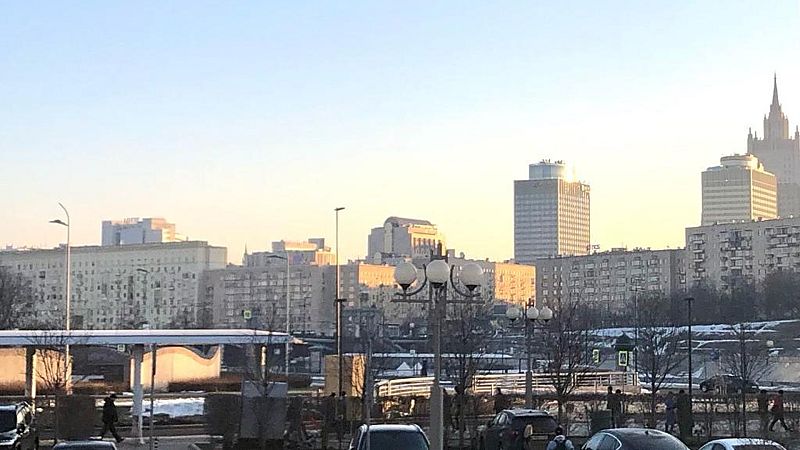 Las Mañanas de RNE con Íñigo Alfonso - RNE en Moscú | Rusia cierra su espacio aéreo a los aviones británicos