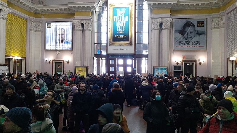 24 horas - La estacin de Lepolis, atestada y a la espera de ms refugiados - Escuchar ahora