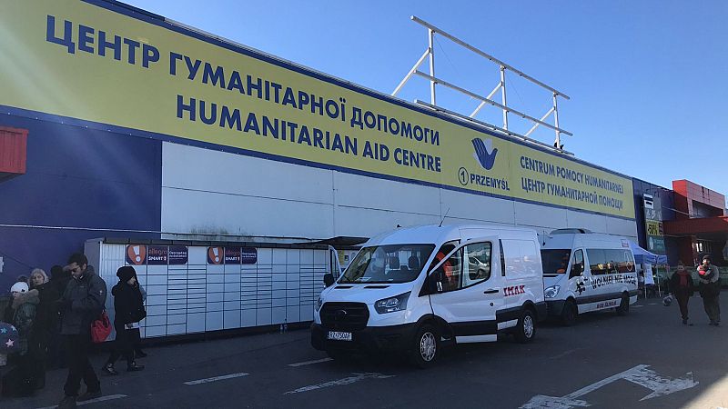 14 Horas - Un centro comercial en la frontera se convierte en refugio