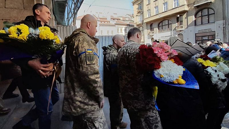 Cinco continentes - Leópolis entierra a sus soldados muertos - Escuchar ahora