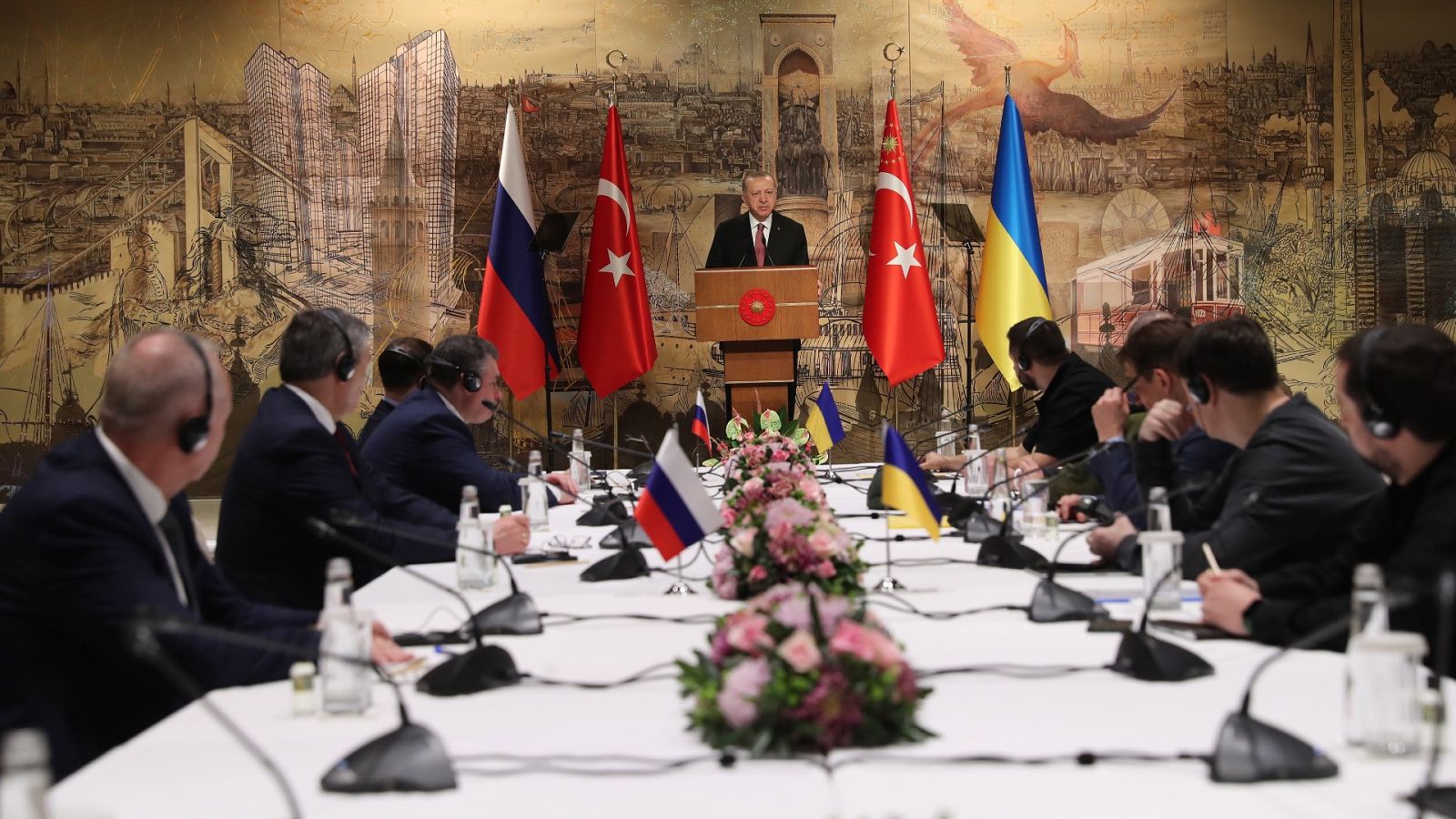 24 horas - Rusia dice que reducirá su ofensiva y Ucrania ofrece renunciar a la OTAN a cambio de garantías - Escuchar ahora