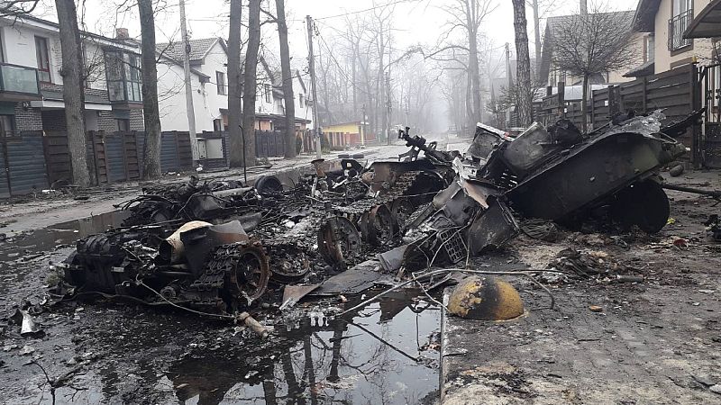 España a las 8 fin de semana - Fran Sevilla (RNE) entra en Irpin: "La ciudad está devastada"