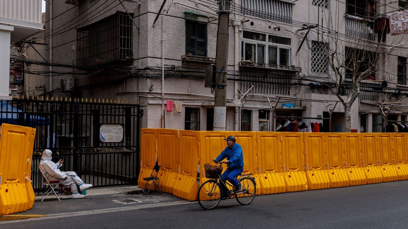 Las mañanas de RNE - Vivir en el confinamiento de Shangai: "Sólo puedo salir a tirar la basura" - Escuchar ahora