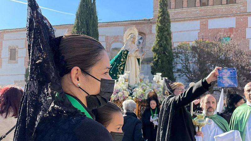 Más cerca - Las mantillas negras y las peinetas vuelven a Zamora