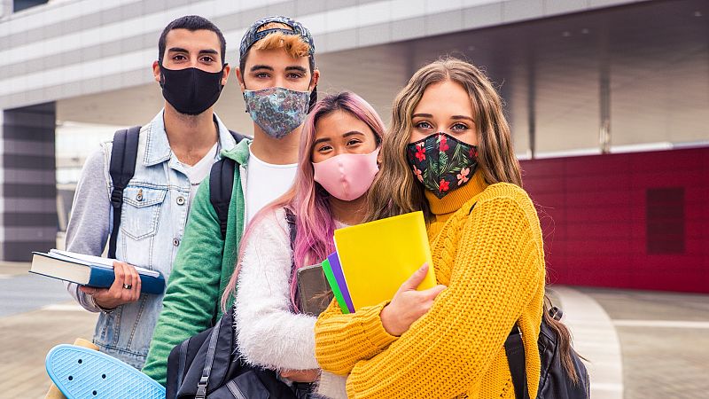 Más cerca - "La mascarilla me sirve de coraza para que no me vean" - Escuchar ahora