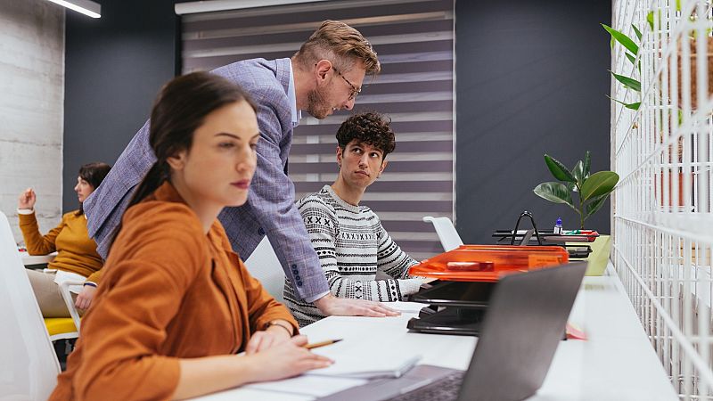 Más cerca - España: el país de los becarios que hace falta regular - Escuchar ahora