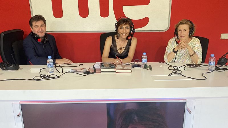 Por tres razones - "Tú escribes lo que yo vivo": Óscar Mijallo a Julia Navarro - Escuchar ahora