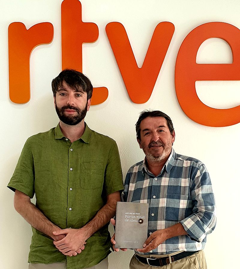 Arturo Muñoz, Por un túnel de silencio - Biblioteca pública | Escuchar