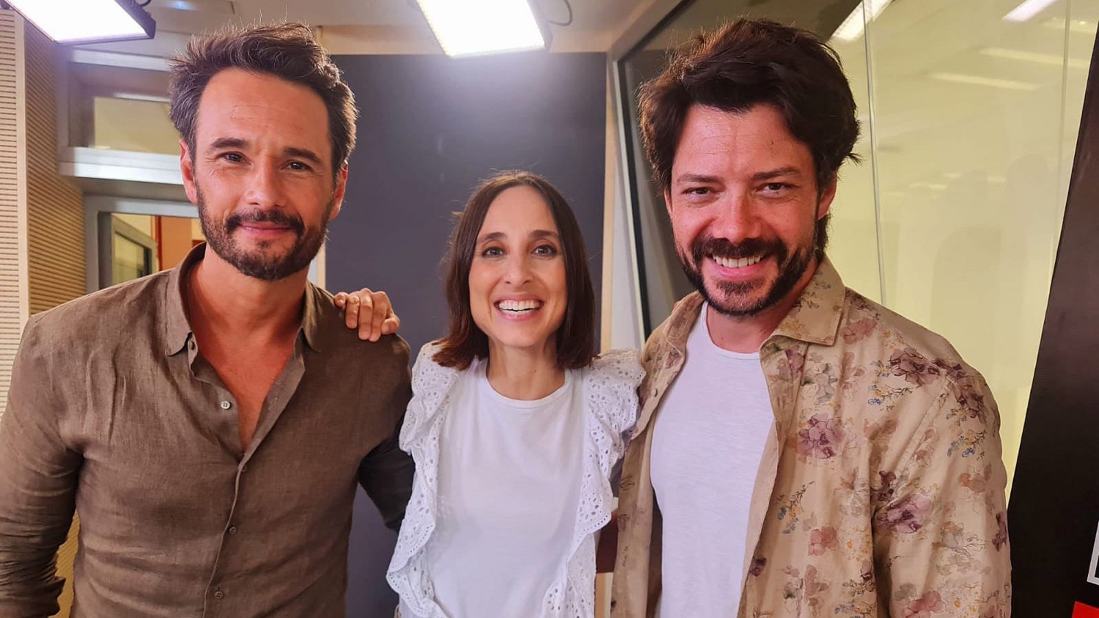 Tarde lo que tarde - Álvaro Morte y Rodrigo Santoro presentan 'Sin límites' - Escuchar ahora