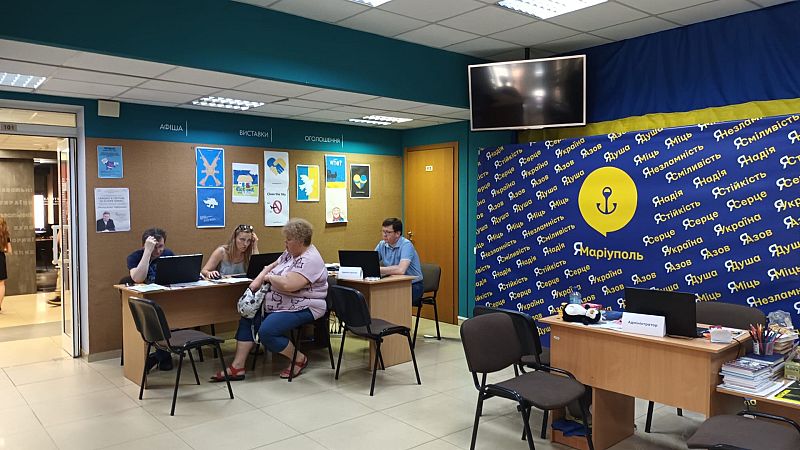 14 horas - Los evacuados de Severodonetsk acuden al gran centro logístico de Dnipro