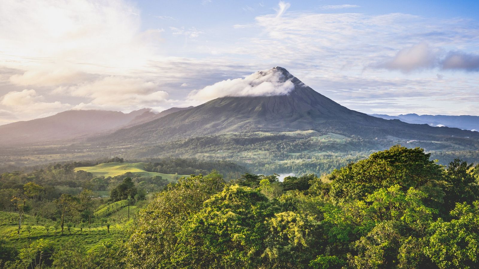 El gallo que no cesa - Tierra sin límites: Selva, volcán y mar en Costa Rica - Escuchar ahora