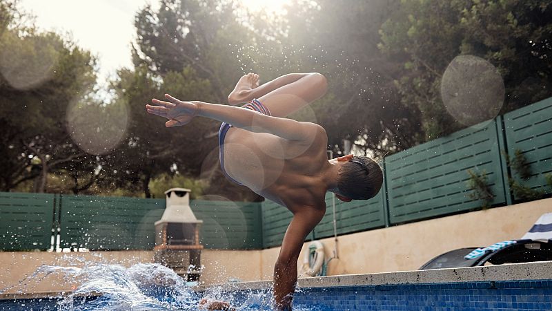 Más cerca -  Con cabeza, SÍ ; de cabeza NO - Escuchar ahora