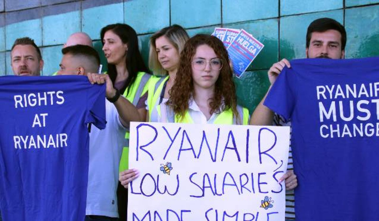 Caos, indignació i cues als taulells de reclamacions de Ryanair