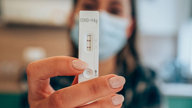 Por tres razones - ¿Puedo ir a trabajar si soy positivo en covid? -  Escuchar ahora