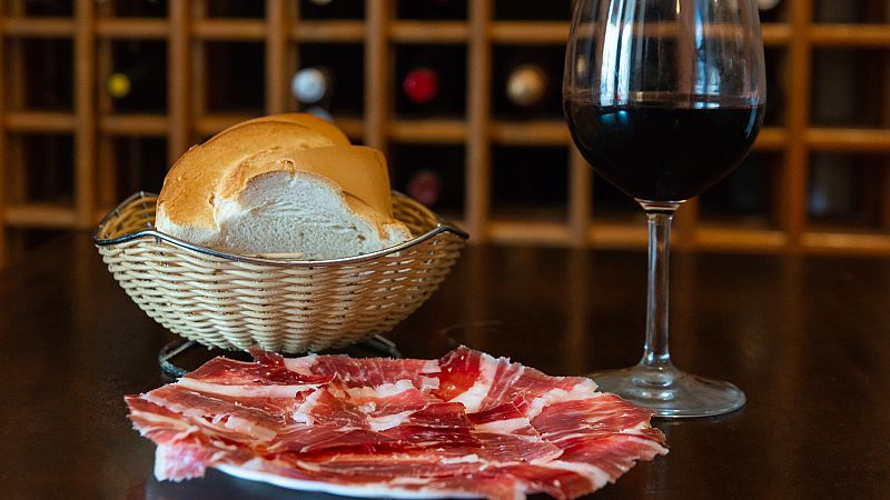 Por tres razones - Los supervenenos de la dieta: el alcohol y el jamón - Escuchar ahora