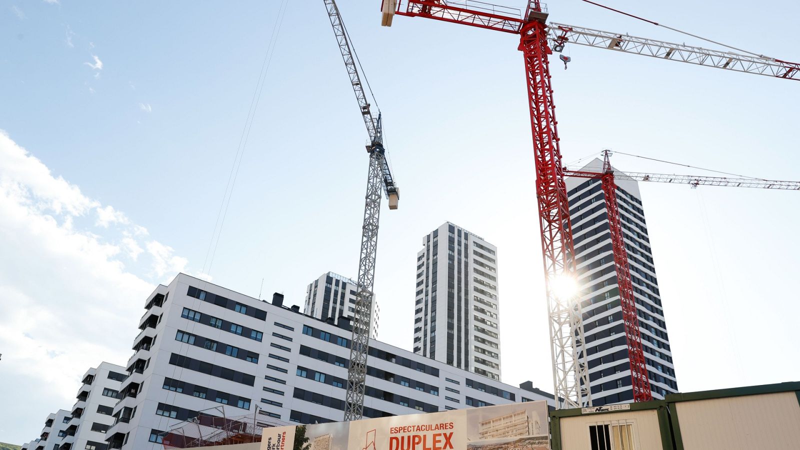 Las Mañanas de RNE con Íñigo Alfonso - El euríbor cierra julio rozando el 1%: ¿Qué tipo de hipoteca conviene más a los clientes? - Escuchar ahora