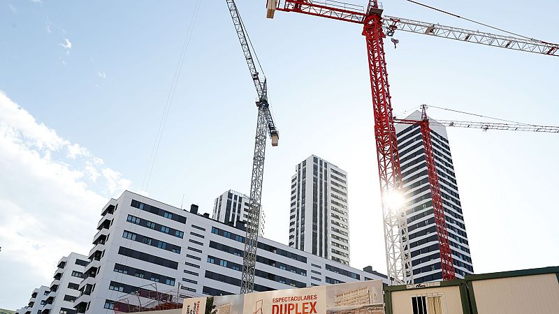 Las Mañanas de RNE con Íñigo Alfonso - El euríbor cierra julio rozando el 1%: ¿Qué tipo de hipoteca conviene más a los clientes?