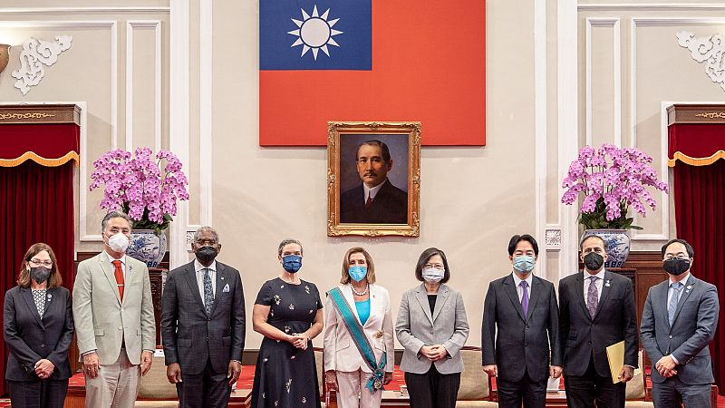 Cinco continentes - Nancy Pelosi abandona Taiwán